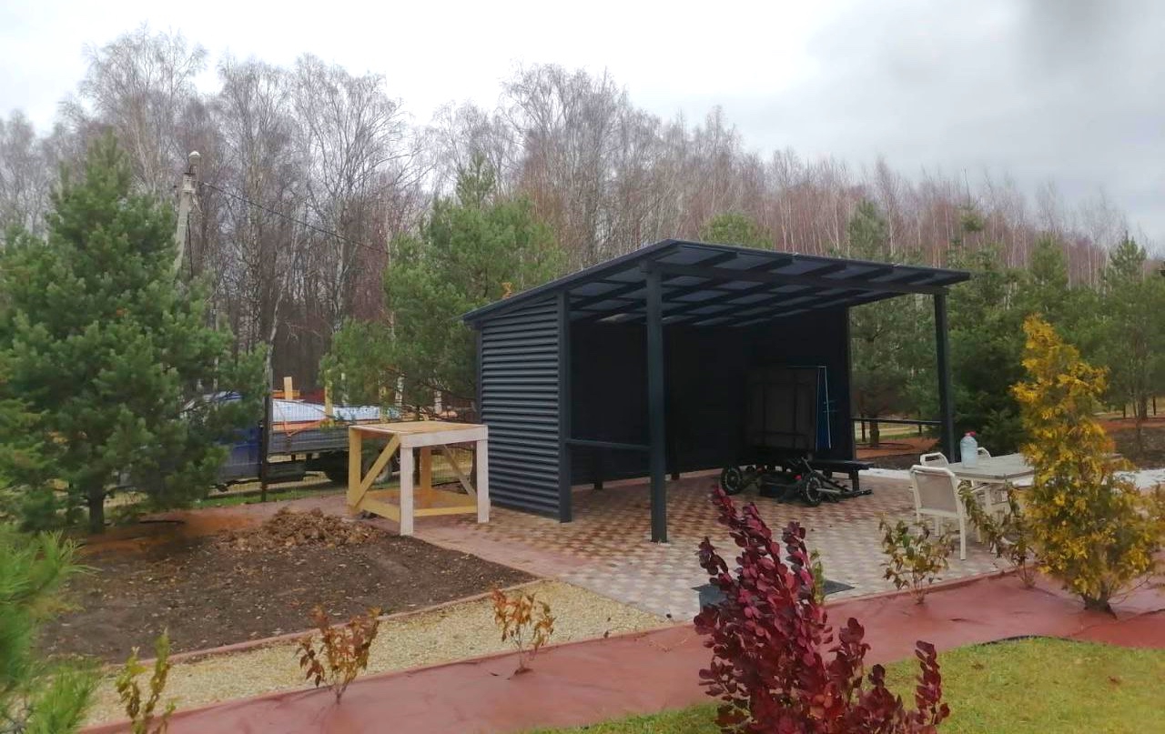 Односкатный навес-беседка для сада Односкатный автонавес из поликарбоната в стиле хай-тек для автомобиля с закрытыми боковинами