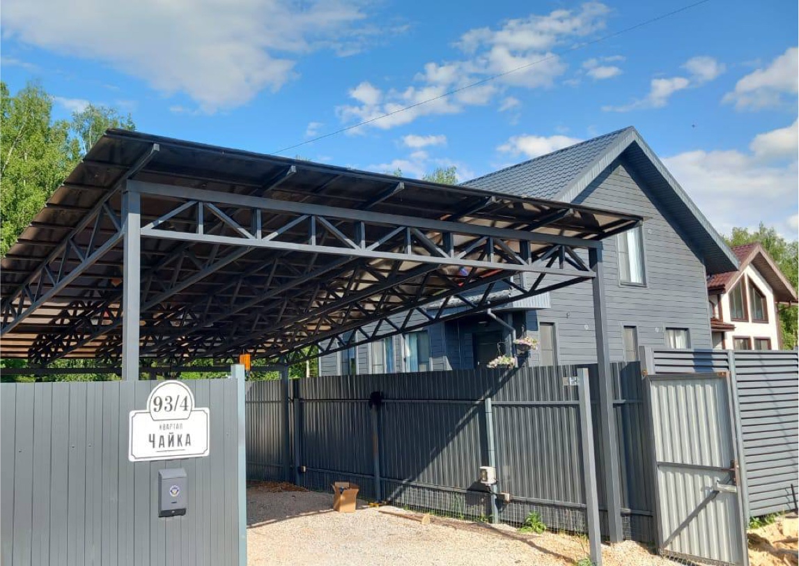 Полузакрытый навес с крышей из поликарбоната